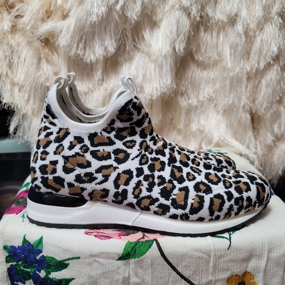 NWOT.  J/slides Urban Sport Sneakers.  Size 8M.  (190) - Picture 5 of 9